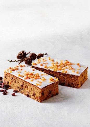 Krydderkage med frugt og bær