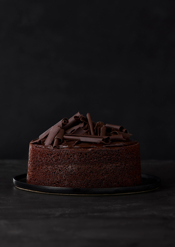 Mørk kage med store chokoladespåner