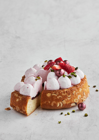 Kage med rabarberfyld og jordbærfromage