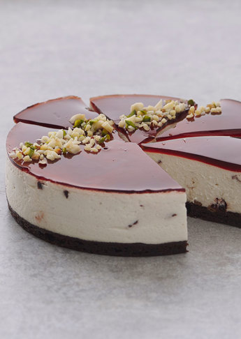 Cremet kirsebærmousse på browniebund