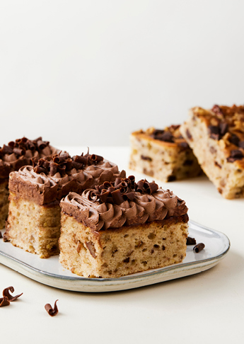 Banankage med chokoladestykker og nødder